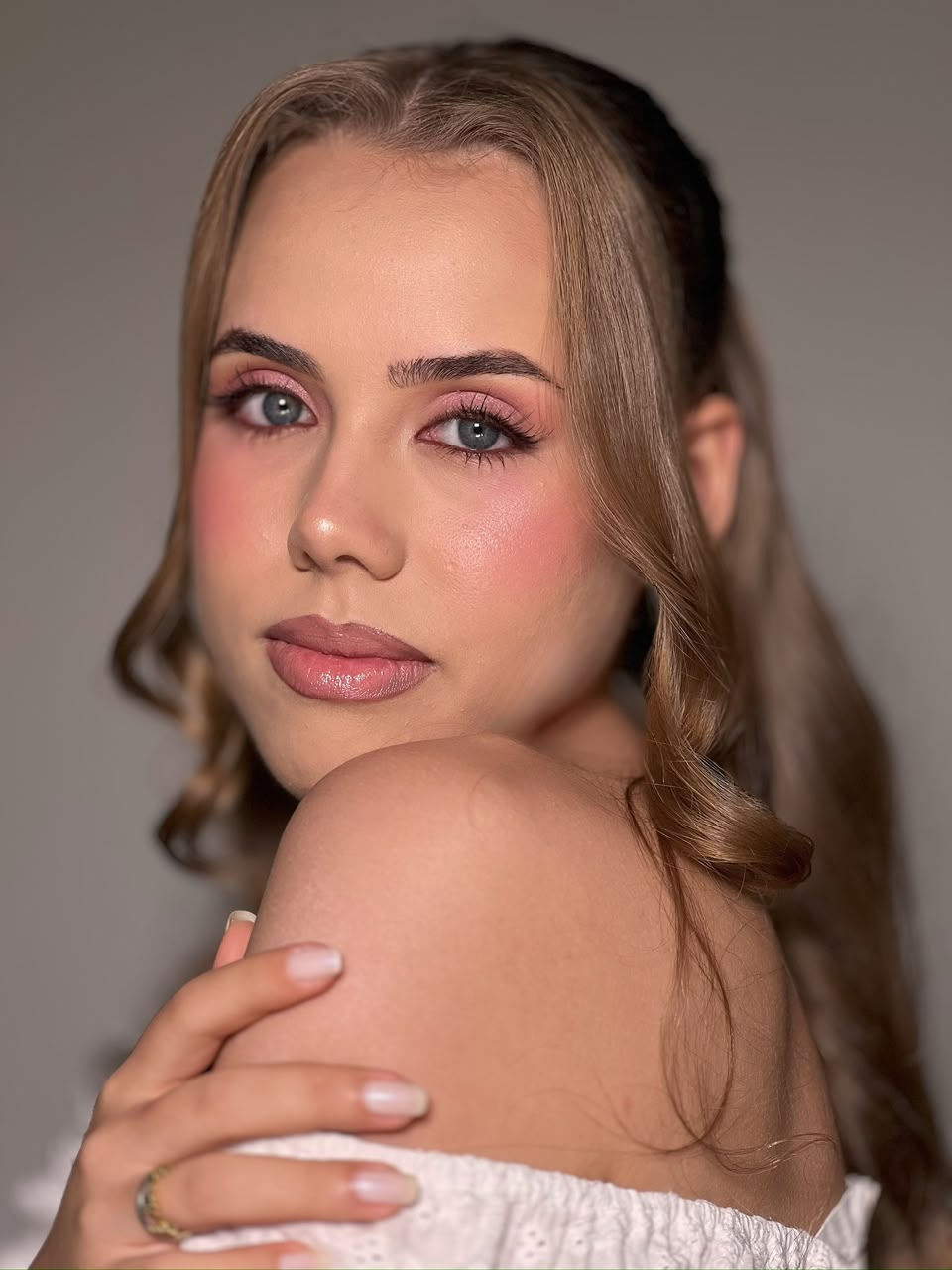Retrato de perfil e ombros de Júlia